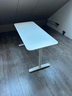 Bureau IKEA Bekant 140x60, wit onderstel en blad, Huis en Inrichting, Bureaus, Ophalen, In hoogte verstelbaar, Gebruikt, Bureau