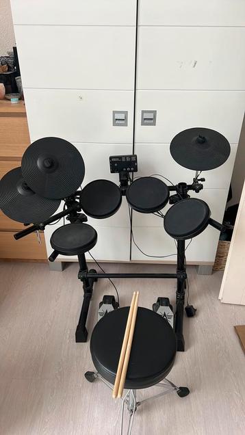 Elektrisch drumstel inclusief stokken beschikbaar voor biedingen