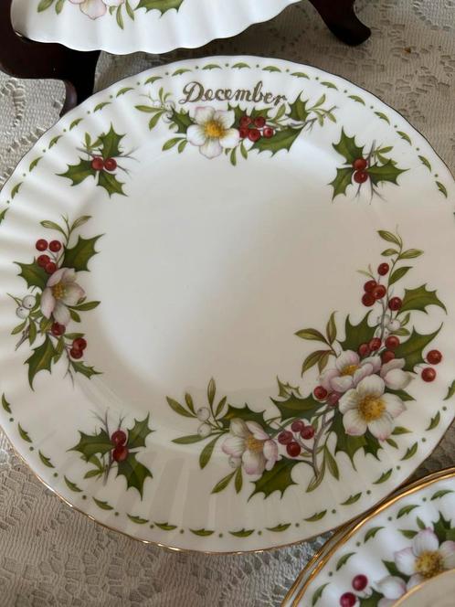 Royal Albert Servies Compleet - kerst December Serie, Antiek en Kunst, Antiek | Servies compleet, Ophalen