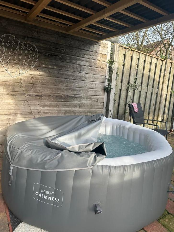 Expondo Opblaasbare Jacuzzi 6-persoons - Als Nieuw!, Tuin en Terras, Bubbelbaden en Hottubs, Zo goed als nieuw, Opblaasbaar, Ophalen