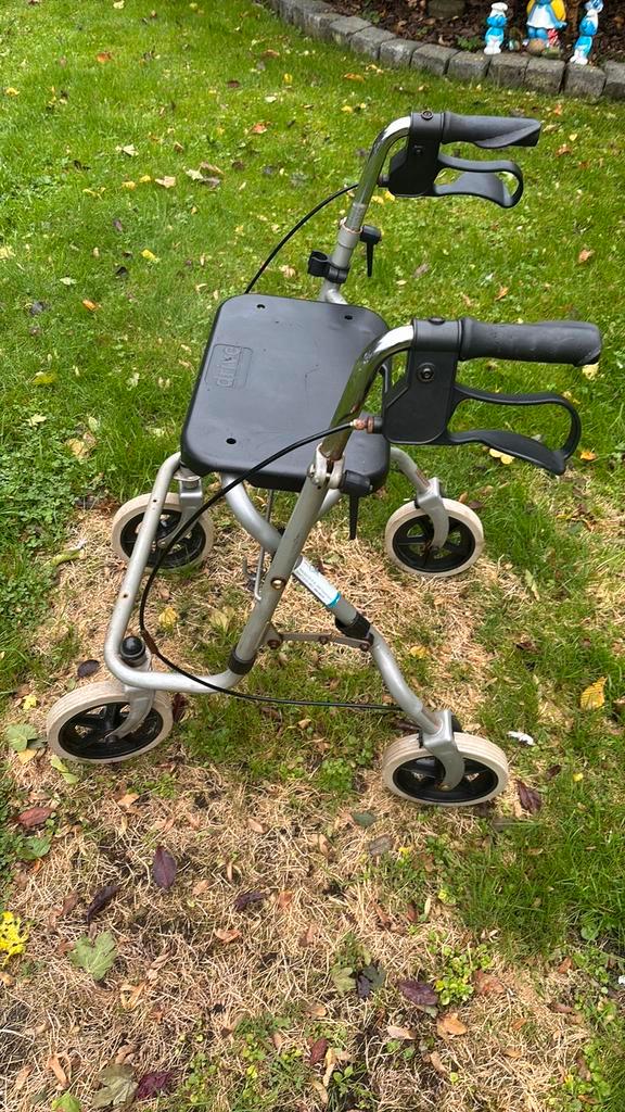 Rollator met plankje waaar heerlijk op kun rusten inklapbaar, Diversen, Rollators, Zo goed als nieuw, Lichtgewicht, Opvouwbaar