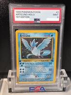 PSA 9 - Articuno Holo 1st Edition #2 (2000 Pokemon Fossil), Hobby en Vrije tijd, Ophalen of Verzenden, Zo goed als nieuw