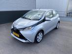 Toyota Aygo 1.0 VVT-i x-play Achteruitrijcamera, 1e eigenaar, Auto's, Toyota, Stof, Gebruikt, Euro 6, 4 stoelen