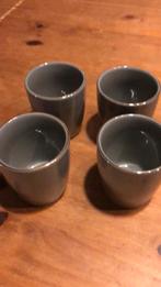 4 grijze porseleinen drink bekers met een gouden randje, Ophalen of Verzenden, Zo goed als nieuw, Overige stijlen, Kop(pen) en/of Schotel(s)
