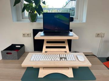 Laptopstandaard / sta bureau van Hout of office beschikbaar voor biedingen