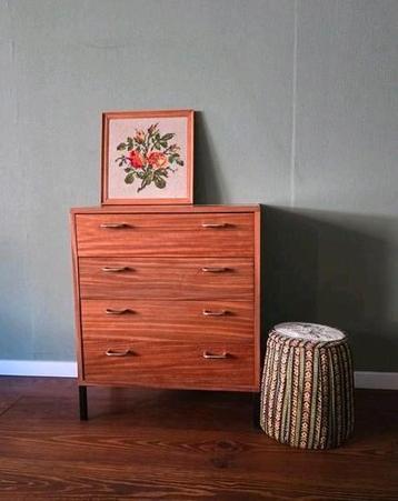 mooi vintage kastje met 4 lades beschikbaar voor biedingen