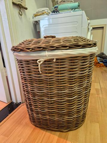 Rieten Wasmand met Deksel beschikbaar voor biedingen