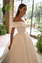 Nieuw model trouwjurk €749 34 36 38 40 42 44 46, Ophalen, Nieuw, Wit, Trouwjurk