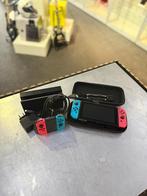 Nitendo switch met 4 controllers en kabels.