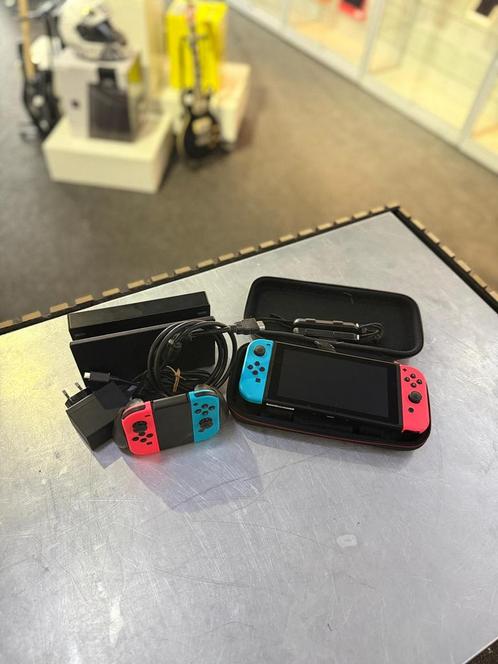 Nitendo switch met 4 controllers en kabels., Spelcomputers en Games, Spelcomputers | Nintendo Switch, Switch Original, Met 2 controllers