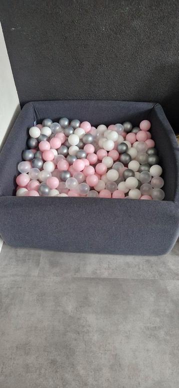 Vierkante zachte ballenbak met 400 ballen in goede staat!! beschikbaar voor biedingen