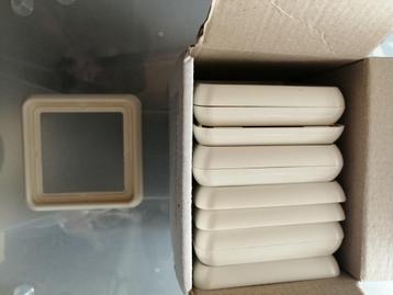 11 JUNG Opbouwramen Afdekramen Crème Nieuw in Doos schakel beschikbaar voor biedingen