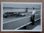 Foto: Man bij vliegtuig op vliegveld, Verzenden, ., Zo goed als nieuw, .