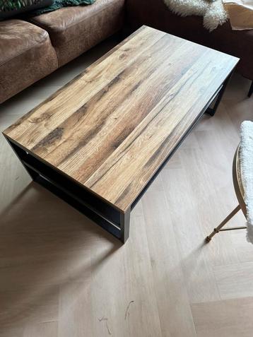 Salon tafel beschikbaar voor biedingen