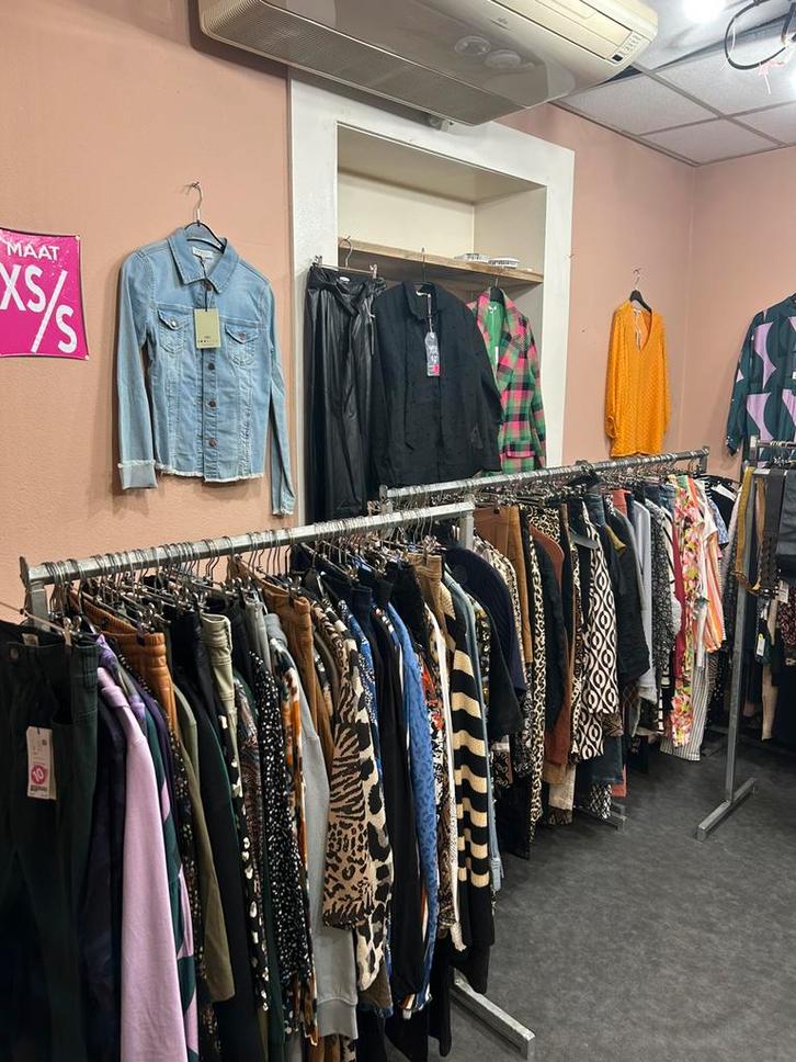 Opheffing 700 stuks dameskleding middensegment, Kleding | Dames, Kledingrekken, Nieuw, Ophalen