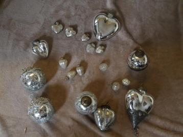 Partij kerstballen zilver kleur glas hartvorm en rond retro beschikbaar voor biedingen