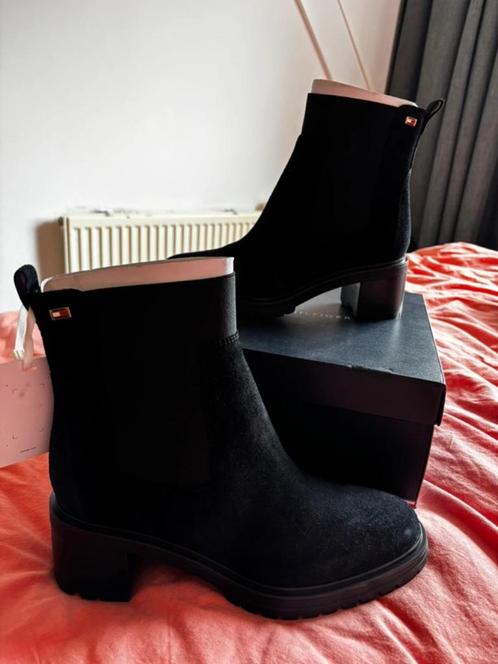 Tommy Hilfiger enkelboot maat 42, Kleding | Dames, Schoenen, Nieuw, Schoenen met hoge hakken, Zwart, Verzenden