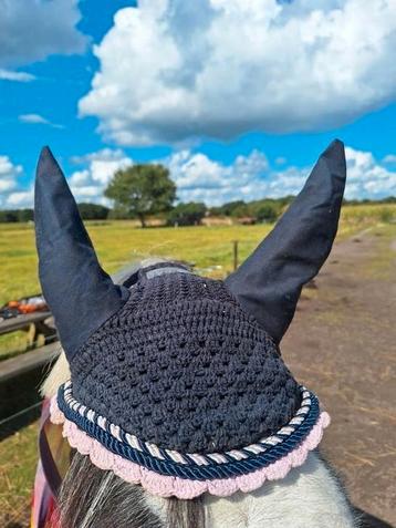 Oornetje blauw met roze beschikbaar voor biedingen