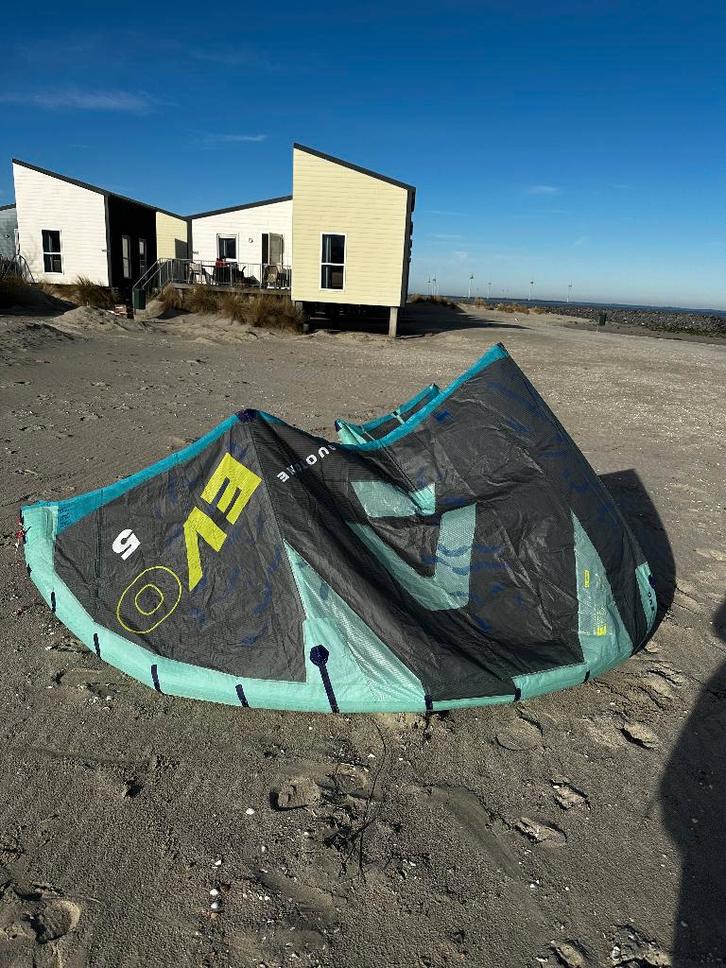 Duotone Evo 5m 2024 Kite, Watersport en Boten, Kitesurfen, Gebruikt, Kite, 5 m², Geen board, Ophalen of Verzenden