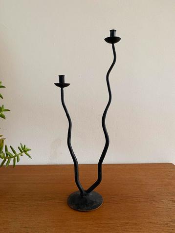 Vintage brocante brutalist ijzer kandelaar beschikbaar voor biedingen