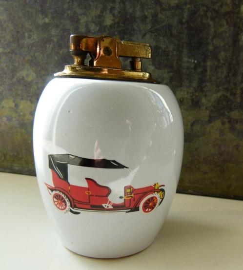Vintage oude tafel aansteker met afbeelding oldtimer auto., Verzamelen, Rookartikelen, Aanstekers en Luciferdoosjes, Gebruikt
