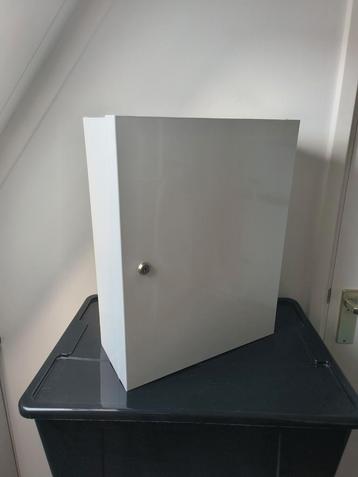 Witte medicijnkast met slot beschikbaar voor biedingen