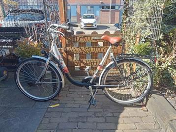 Kleine dames fiets beschikbaar voor biedingen