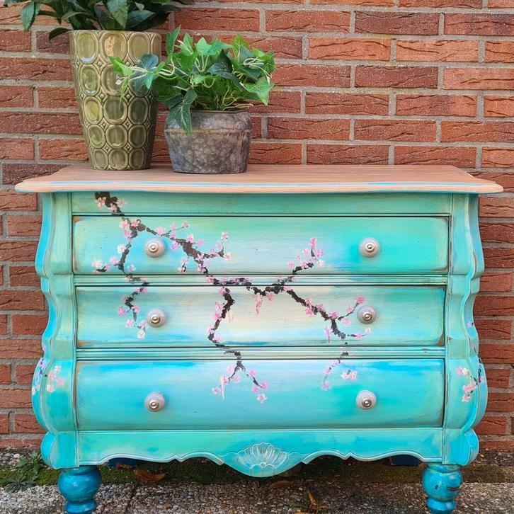 Oud Buikkastje blauw turquoise met handgeschilderde bloesem, Huis en Inrichting, Kasten | Ladekasten, Zo goed als nieuw, Minder dan 100 cm