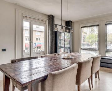 Houten eettafel met 6 stoelen beschikbaar voor biedingen