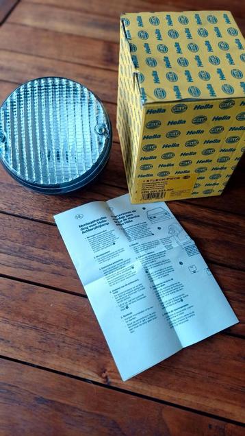HELLA ACHTERUITRIJ-LAMP> NIEUW IN OMDOOS.  beschikbaar voor biedingen