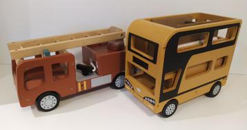 Houten brandweerwagen en bus van Kids Concept. beschikbaar voor biedingen