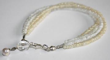 Armband in wit en beige voor een vollere pols beschikbaar voor biedingen