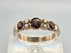 Gouden Vintage ring edelsteen granaat en parel. 2026/54