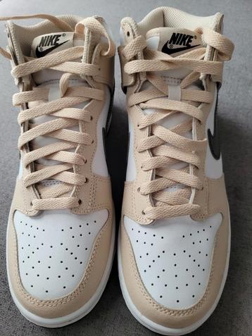 Nike Dunk High Beige/Wit - Maat 38,5 - Zo goed als nieuw beschikbaar voor biedingen