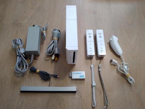 Nintendo Wii pakket met 20 spellen(foto2&3), Spelcomputers en Games, Spelcomputers | Nintendo Wii, Zo goed als nieuw, Met 2 controllers