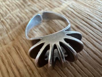 Modernist zilveren ring (maat 16) beschikbaar voor biedingen