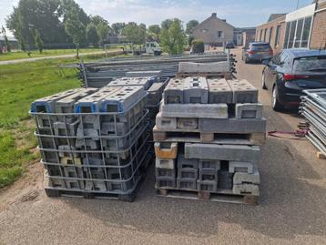 Bouwhekvoeten gebruikt en nieuw  beschikbaar voor biedingen