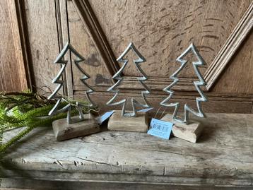 NIEUW set van 3 metalen kerstboompjes op houten voet beschikbaar voor biedingen