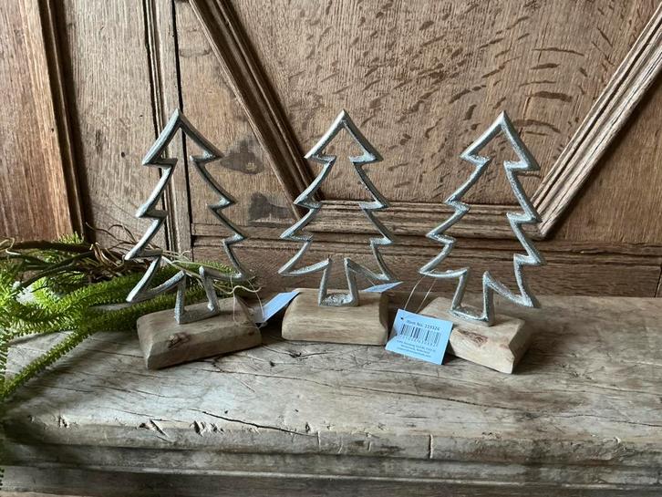 NIEUW set van 3 metalen kerstboompjes op houten voet, Diversen, Kerst, Nieuw, Ophalen of Verzenden