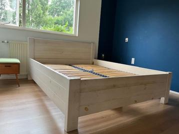Houten bed 160 x 200 met lattenbodem en matrassen beschikbaar voor biedingen