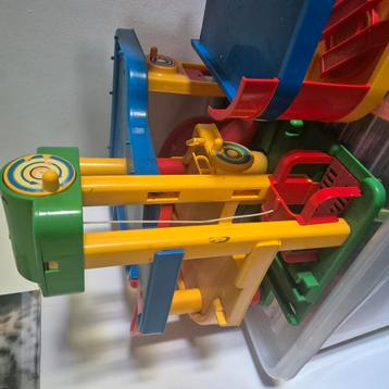 Hele grote bak met banen/garages/toettoet etc beschikbaar voor biedingen