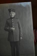 duitsland 1910 fotokaart jongen soldaat in uniform, Verzamelen, Ophalen, Overige soorten, Nederland, Embleem of Badge