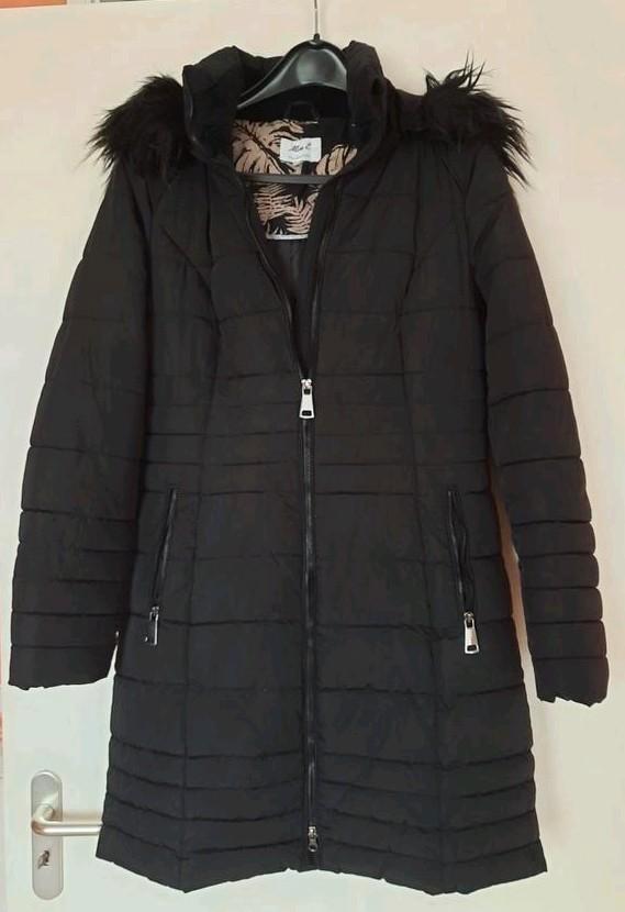 Zwarte winterjas met bontkraag - Maat M, Kleding | Dames, Jassen | Zomer, Zo goed als nieuw, Maat 38/40 (M), Zwart, Ophalen of Verzenden