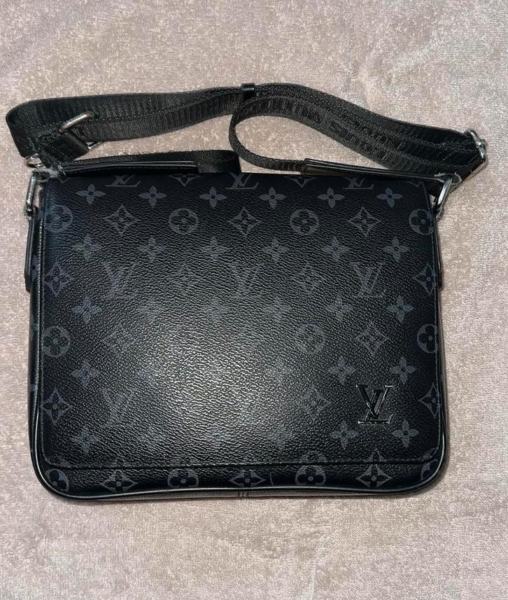 Louis vuitton District pm  bag, Sieraden, Tassen en Uiterlijk, Tassen | Schoudertassen, Zo goed als nieuw, Zwart, Ophalen of Verzenden