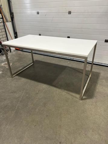 Premium presentatietafel wit – modern en stevig beschikbaar voor biedingen