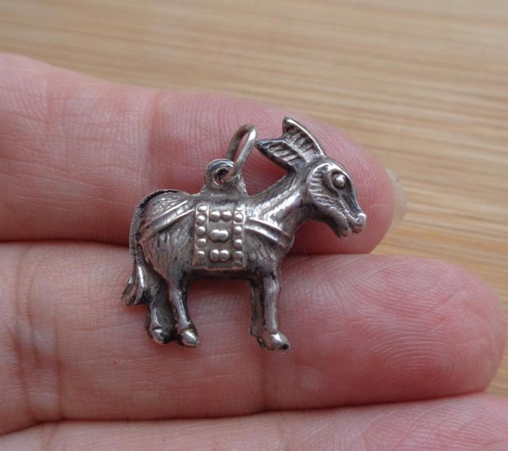 zilveren vintage bedel ezel [448], Sieraden, Tassen en Uiterlijk, Bedels, Zo goed als nieuw, Overige merken, Zilver, 1 bedel, Verzenden