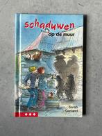 S. Garland - Schaduwen op de muur, Boeken, Kinderboeken | Jeugd | onder 10 jaar, Ophalen of Verzenden, Fictie algemeen, Zo goed als nieuw