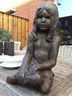 Stenen beeld van een zittend meisje, Tuin en Terras, Tuinbeelden, Ophalen, Zo goed als nieuw, Steen