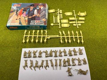 Airfix 50 station figuren/accessoires en 28 militairen beschikbaar voor biedingen