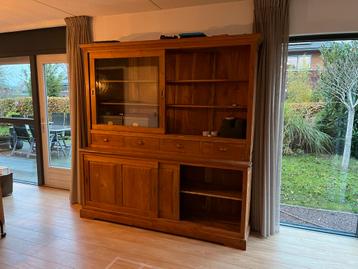 Teakhouten kast beschikbaar voor biedingen